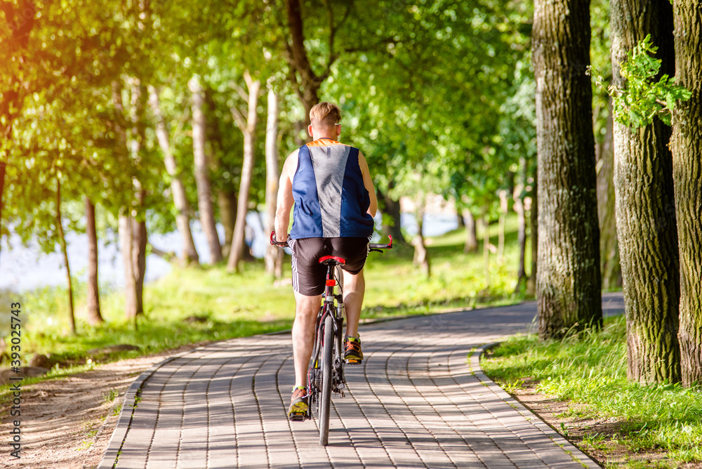 Obraz premium Cyclist ride on the bike path in the city Park 