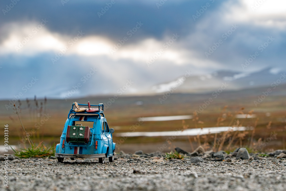 Miniaturauto in der norwegischen Berglandschaft Miniaturauto in der norwegischen Berglandschaft