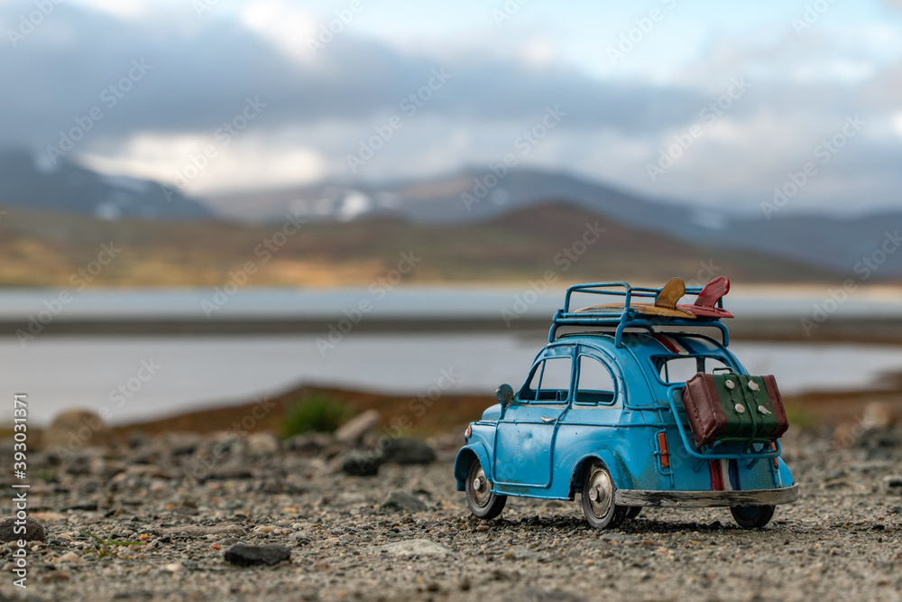 Miniaturauto in stimmungsvoller Landschaft Miniaturauto in stimmungsvoller Landschaft