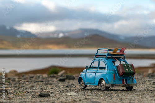 Fototapeta Naklejka Na Ścianę i Meble -  Miniaturauto in stimmungsvoller Landschaft