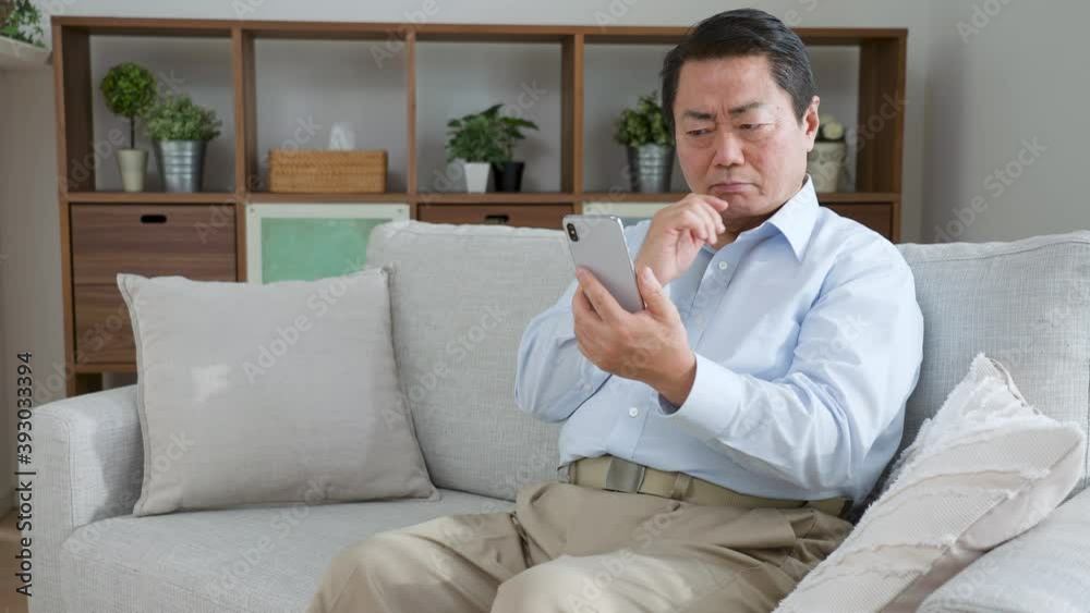 携帯電話を使う中年男性 携帯電話を使う中年男性