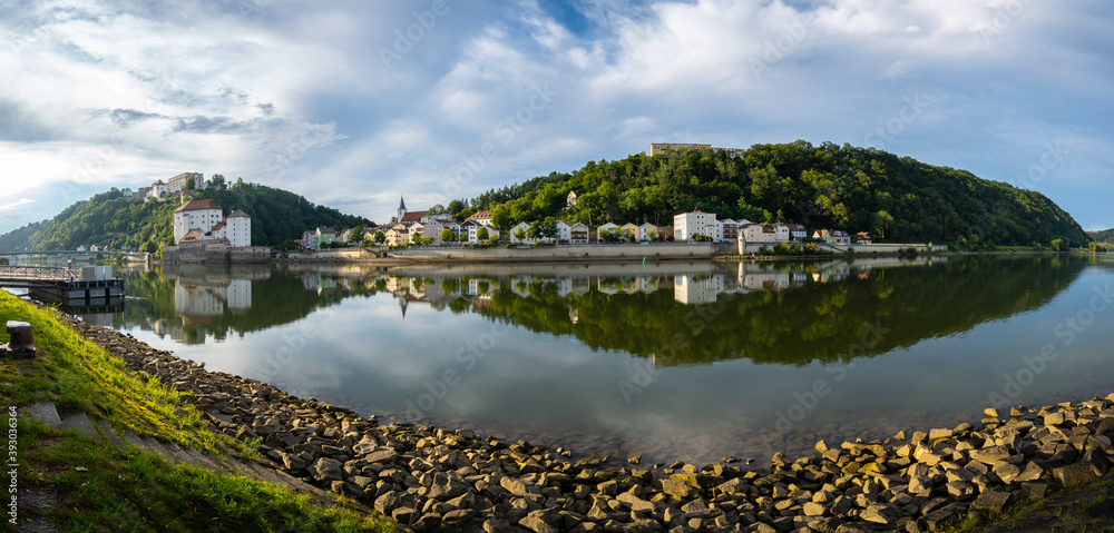 Fototapeta premium Panorama der Donau bei Passau.