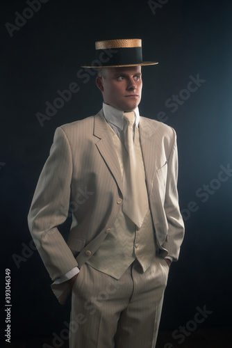 Fotografija Man wearing boater hat and suit standing inside.