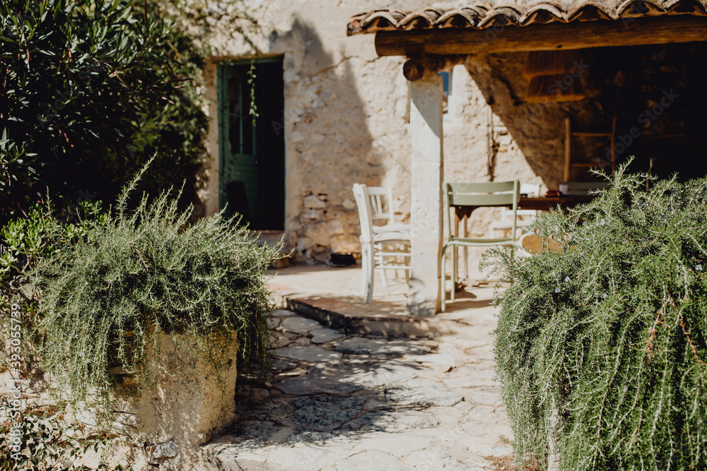 Fototapeta premium Terrasse d'un gîte provençal