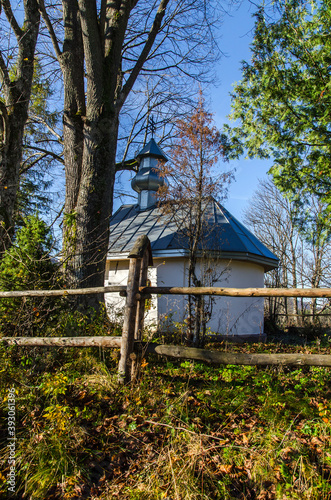 Fototapeta Naklejka Na Ścianę i Meble -  Kapliczka w Maniowie - Bieszczady 