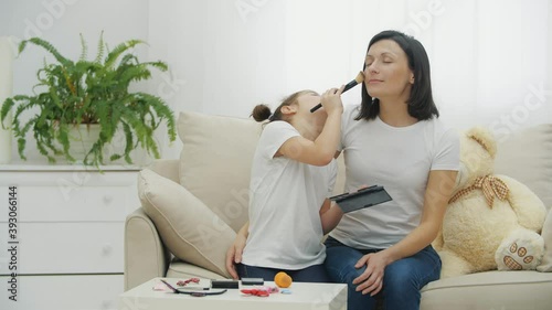 Wallpaper Mural 4k video of mother and daughter using cosmetics pallet. Torontodigital.ca