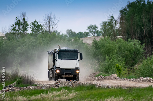 Dump truck on the road © Maksym Dragunov