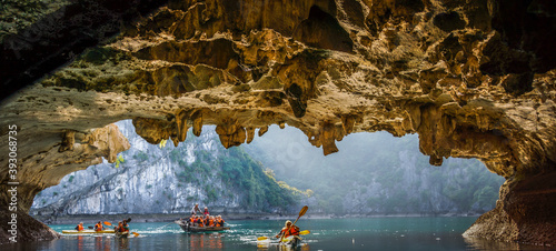 Tableau sur toile Gruppe von Ruderbooten in der Felsengrotte Hang Sang in der Halong-Bucht
