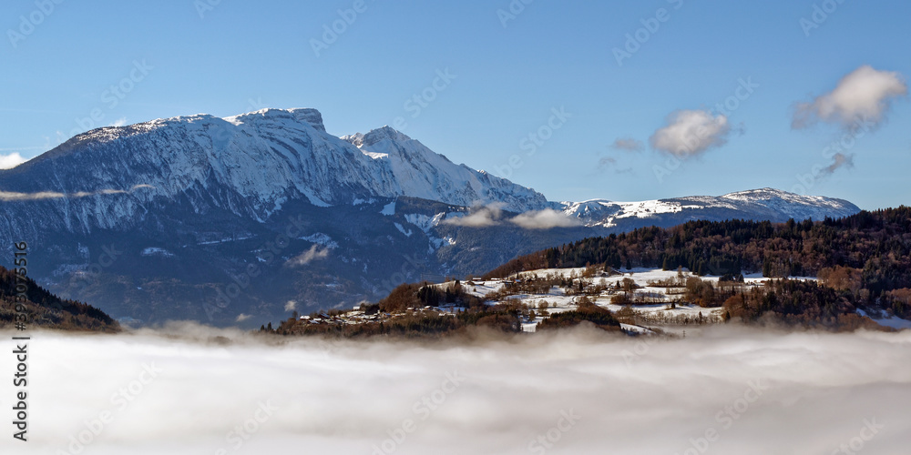 Paysage de montagne enneigé par une journée ensoleillée d'hiver