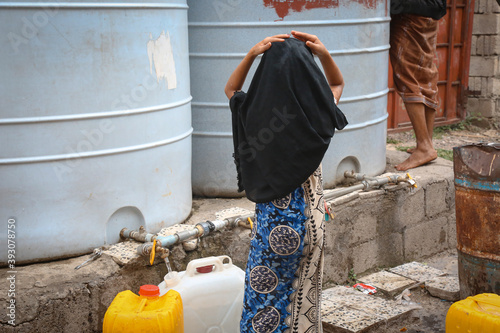 Canvastavla A Yemeni girl looking for water because of the water crisis in Yemen, Taiz