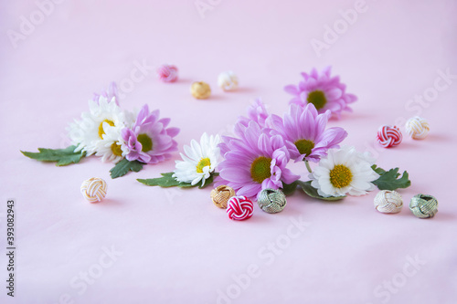 カラフルな水引玉とピンクと白の小菊のデザイン