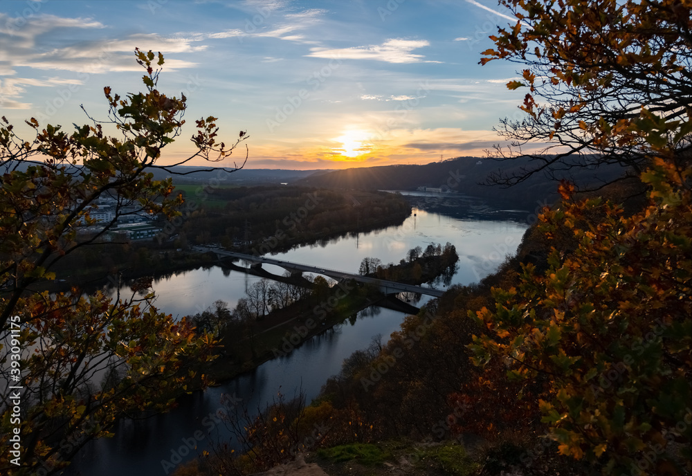 Hengsteysee Ruhrtal Sonnenuntergang Abendstimmung Dämmerung Herbst Deutschland Dortmund Hagen Ruhr Lenne Mündung Stausee Damm Insel Brücke Hohensyburg Aussicht Panorama Burg Ruine Freizeit Laub Reflex