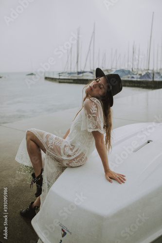 mar lago puerto mujer artistico © connie