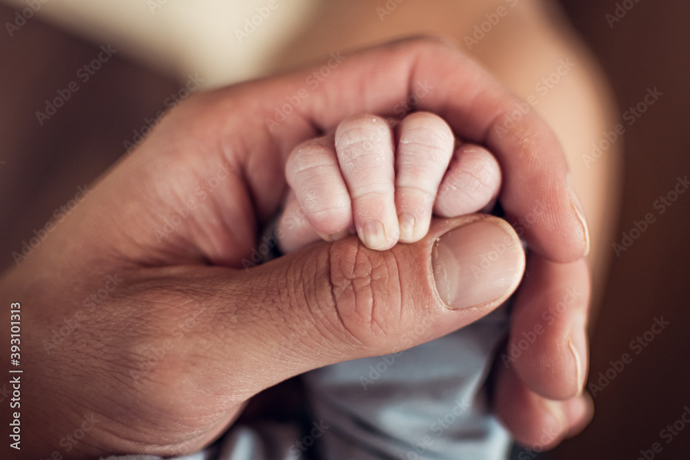 Papa in Liebe mit Hand vom Kind Papa in Liebe mit Hand vom Kind