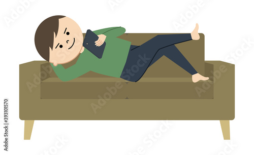 ソファの上でスマホをいじる男性のイラスト