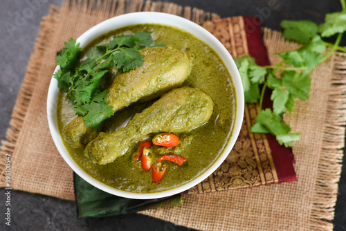 Green chicken curry, Thai chicken curry, Chicken Hariyali Tikka, Chicken Hara Masala , chicken hariyali Indian style. palak spinach Chicken Murg Saagwala served in with coriander leaf,.Hyderabad India