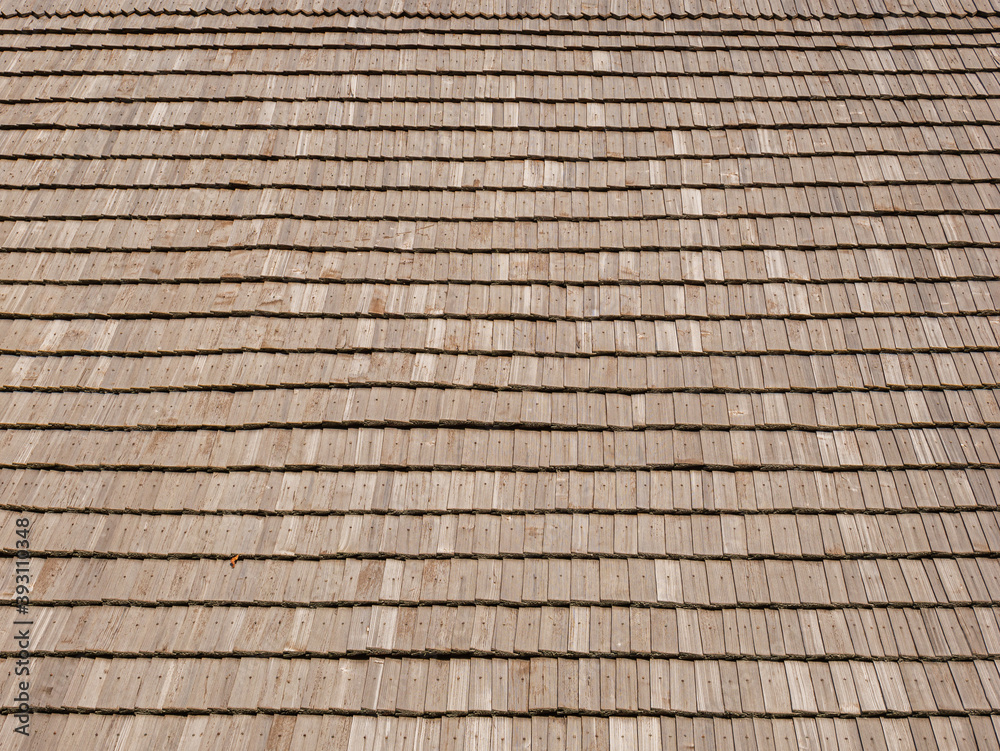 Mit Holznägel befestigte Schindeln auf einem Dach Mit Holznägel befestigte Schindeln auf einem Dach