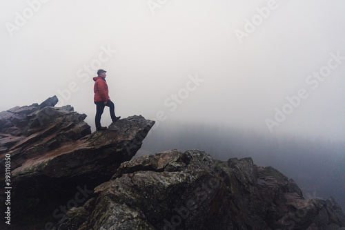 Wanderer auf der Wolfswarte im Nebel, Nationalpark Harz