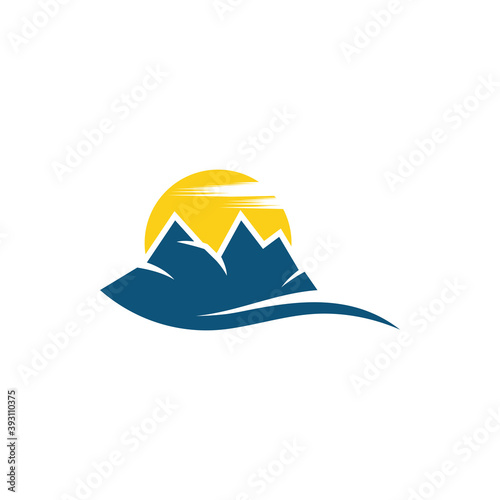 Mountain icon Logo Template Vector illustration design