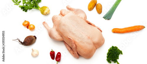 Weihnachtsente ungebraten und roh mit Gemüse