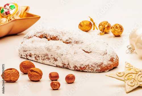 Selbstgebackerner Christstollen mit Puderzucker als Weihanchtsgebäck
