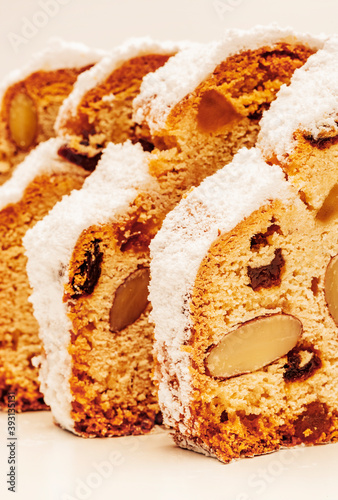 Selbstgebackerner Christstollen mit Puderzucker als Weihanchtsgebäck