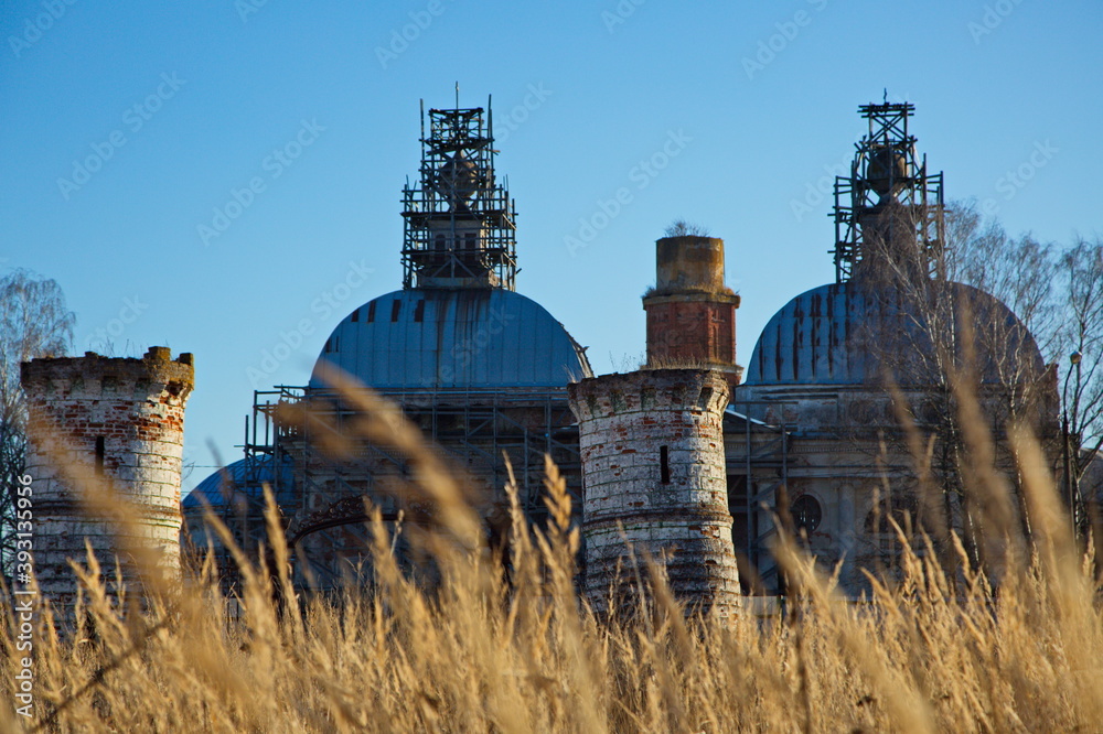 Obraz premium Remains of the towers of the main gate of the abandoned Chernyshov estate, the village of Yaropolets, Moscow region of Russia.