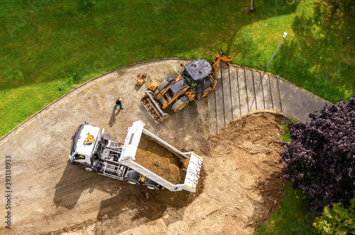 Vue aérienne d'un chantier de construction d'une pelouse
