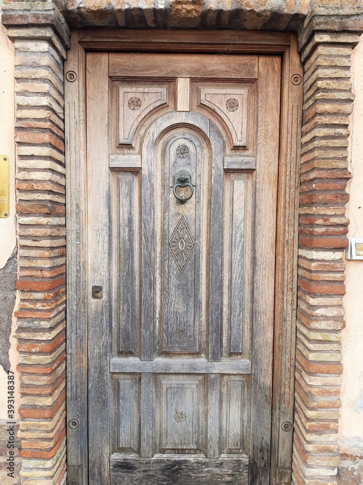 Stare rzeźbione drzwi, Ardea Italia. - obrazy, fototapety, plakaty 
