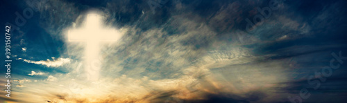 Foto Silhouette of shining cross on sunset, sunrise background