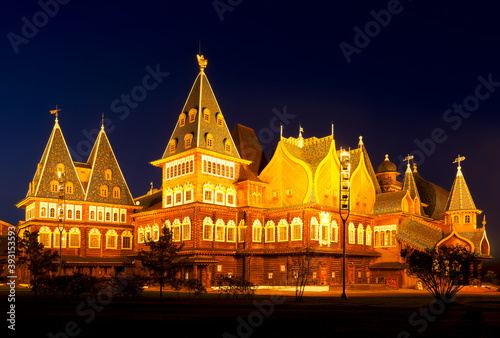 Wooden palace of the russian tsar Alexey Mikhailovich (17th century) in Kolomenskoye at night Fototapeta
