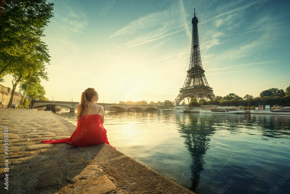 Young woman in red, looking to Eiffel tower, Paris - obrazy, fototapety, plakaty 