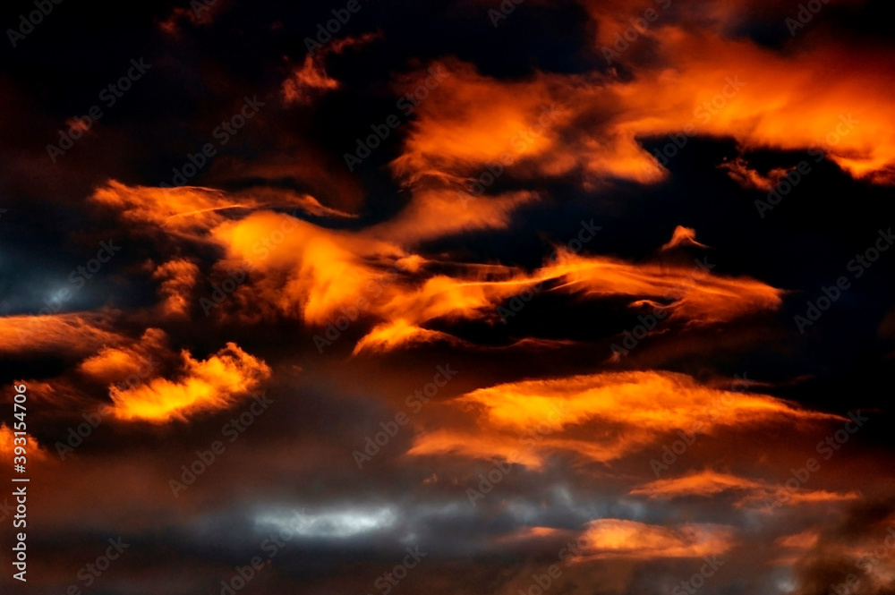 Traumhafte Wolkenstimmung - wie Flammen am Himmel