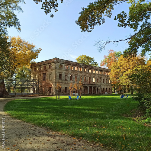 Wallpaper Mural Odbudowa starego pałacu. Lubuskie. Polska. Torontodigital.ca