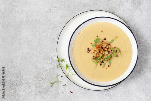 Φωτογραφία Soup with Jerusalem artichoke and bread croutons