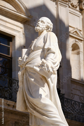 Statue of archimedes at the cathederal square of syracuse
