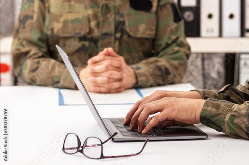фотографія Military officers meet to discuss recruitment