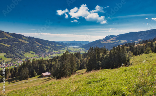 Eine Landschaft in den Deutschen Alpen mit dem Blick auf einen See bei Sonnenschein  Bezirk Allg  u  Bayern  Deutschland 