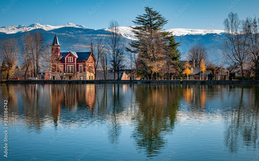 La go de Puigcerdá en invierno con montañas nevadas