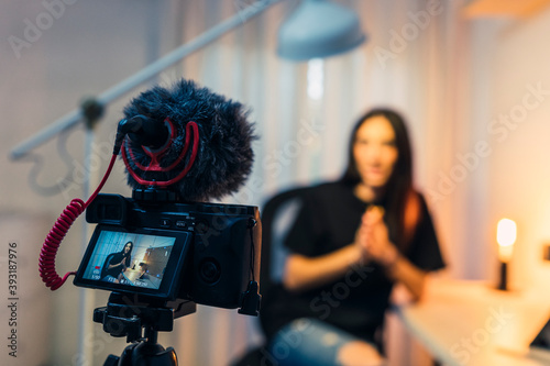 Obraz na płótnie Chica joven morena en su casa grabando videos w salonie