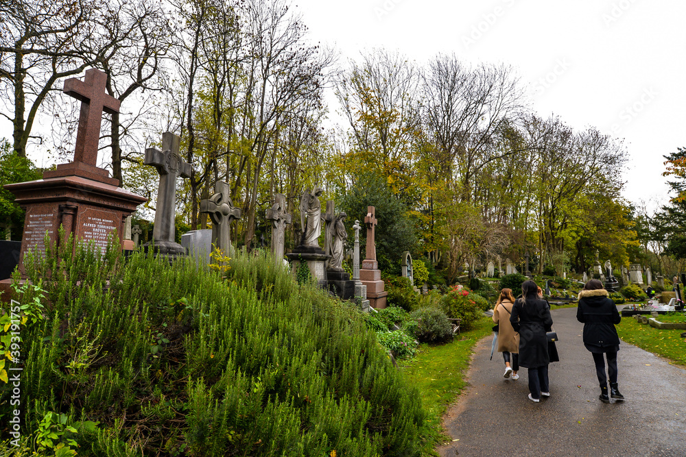 Obraz premium Highgate Cemetery - London, UK