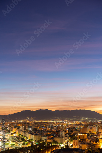 Wallpaper Mural Views of the sky at sunset with the city at the foot of the photo Torontodigital.ca