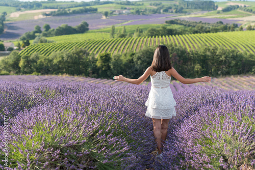 Wallpaper Mural jeune fille en robe blanche au milieu d'un  champ de lavande Torontodigital.ca
