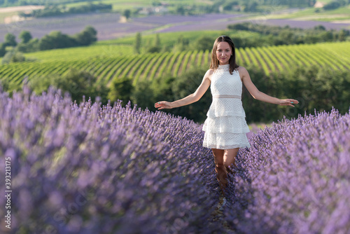 Wallpaper Mural jeune fille en robe blanche au milieu d'un  champ de lavande Torontodigital.ca