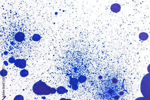 Fotografía Abstract texture of splatters and blots of blue ink