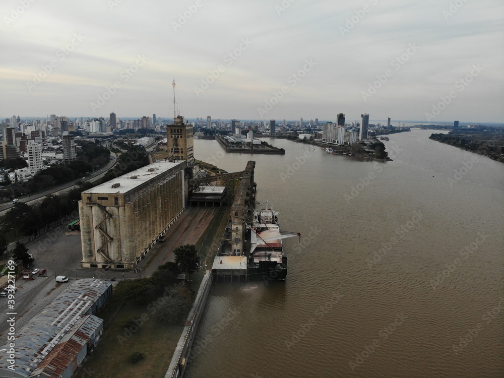 Puerto con barco carguero cargando cereales con diques portuarios de fondo.
created by dji camera Puerto con barco carguero cargando cereales con diques portuarios de fondo.
created by dji camera