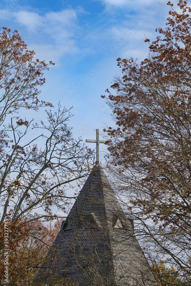 Kreuz auf der Friedhofskapelle in Neuen Friedhof von Mainstockheim