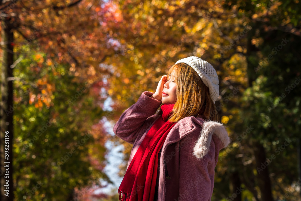 紅葉の中にいる若い女性 紅葉の中にいる若い女性