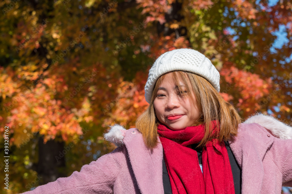 紅葉の中にいる若い女性 紅葉の中にいる若い女性