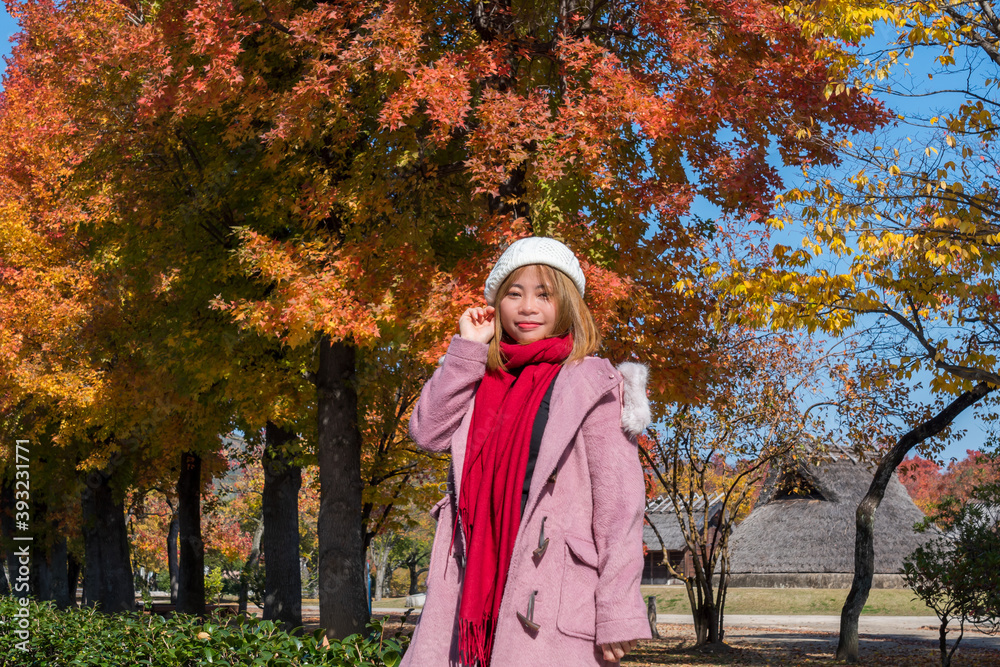 紅葉の中にいる若い女性 紅葉の中にいる若い女性